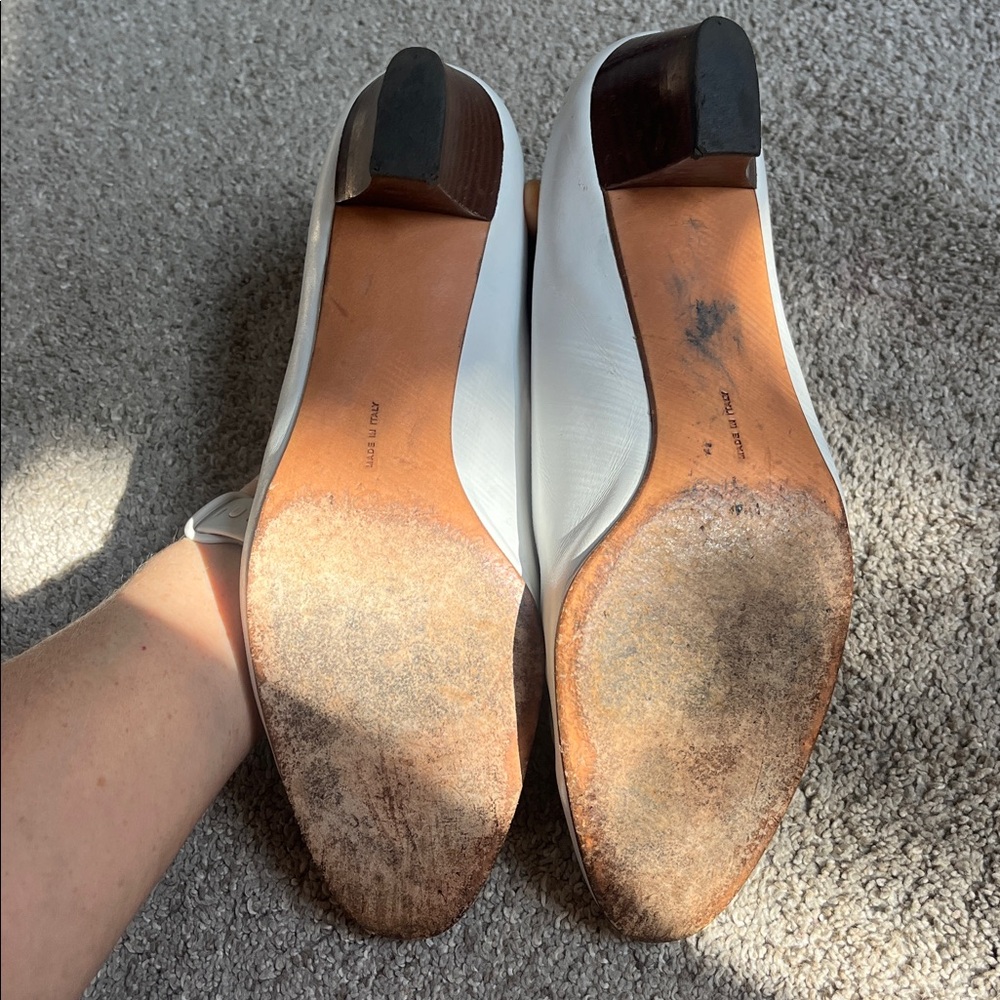 Vintage Salvatore Ferragamo White Bow Pumps with Gold Accent - Picture 7 of 16